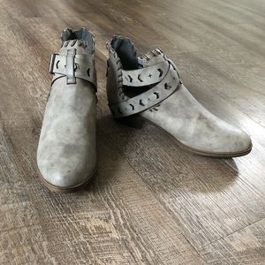 Rampage Gray ankle booties size 8